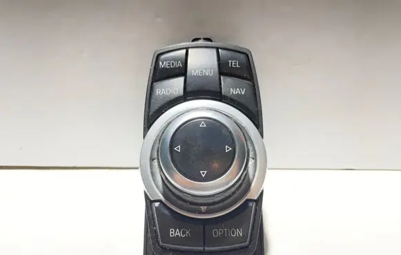 Head unit multimedia control