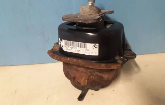 BMW X5 E70 Engine mount bracket P677381701 6773817