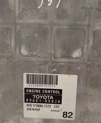 Toyota Avensis T250 Engine control unit/module 8966105820 MB1758007372