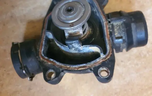 Thermostat/thermostat housing