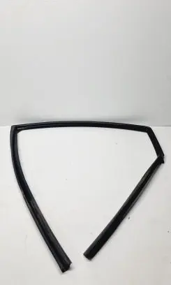 Nissan Pulsar Rubber seal rear door window/glass 823313ZL0A