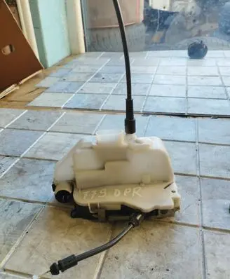 Renault Megane II Front door lock