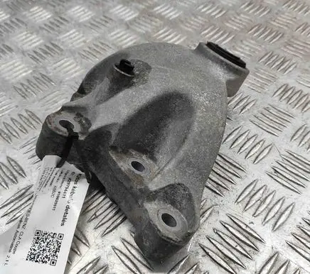 Mercedes-Benz CLA C117 X117 W117 Engine mounting bracket A2462401109