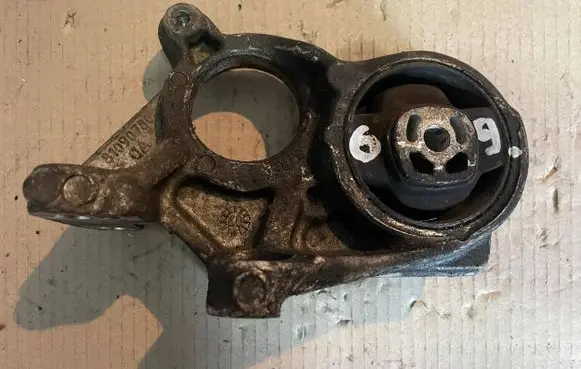 Citroen DS5 Engine mount bracket 81090780