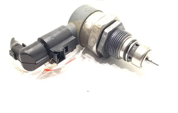 Volkswagen PASSAT CC Fuel pressure regulator 