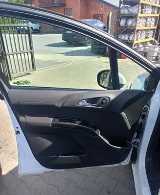 Opel Meriva B Front door card panel trim