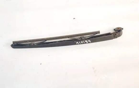 Rear wiper blade arm