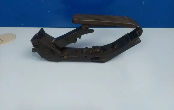 Mercedes-Benz E W211 Accelerator throttle pedal A2113000504 A2033010001