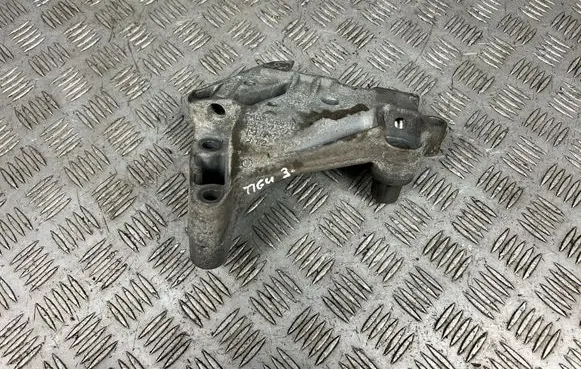 Engine mounting bracket