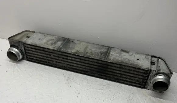 BMW 5 E60 E61 Intercooler radiator 7795823 F6438000