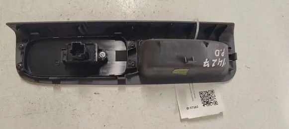 Volvo V50 Electric window control switch 8679474