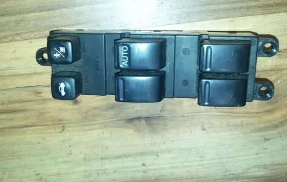 Nissan Primera Electric window control switch 2540AV660 C8D-D701N