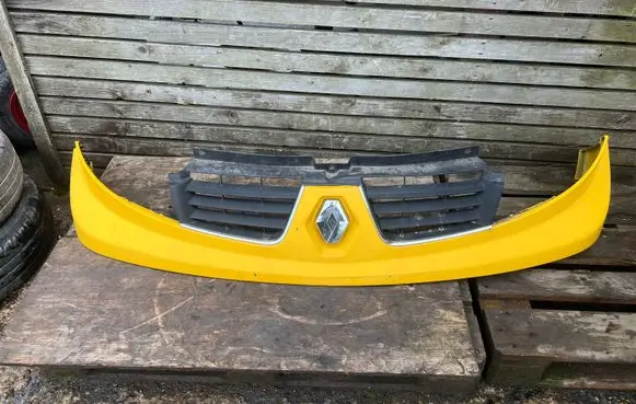 Opel Vivaro Front bumper upper radiator grill 623100247R