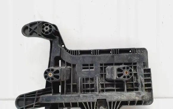 Volkswagen Jetta VI Battery tray 1KM915333