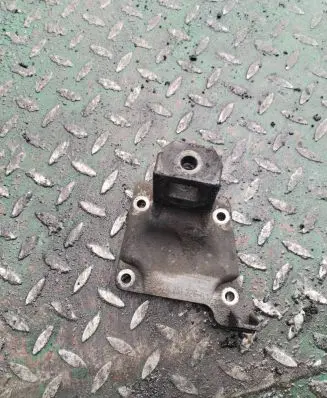 BMW 5 E39 Engine mounting bracket 6751226