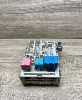 Toyota Avensis T250 Fuse module 8273052700