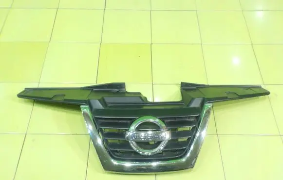 Nissan Juke I F15 Front bumper upper radiator grill XP34