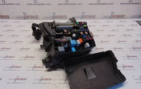 Toyota Avensis T270 Fuse box set 8266205150