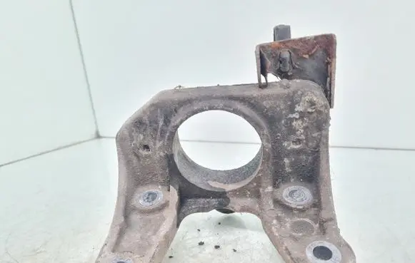 Engine mounting bracket