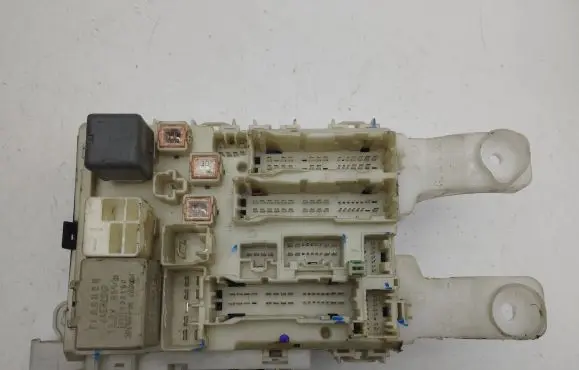Toyota RAV 4 (XA30) Fuse module 8273042020