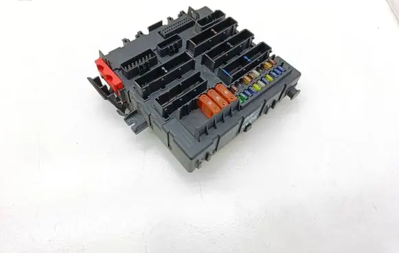 Opel Vectra C Fuse module 13125484