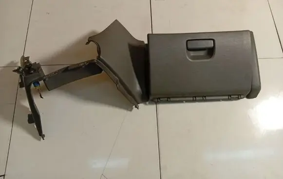 Chrysler Voyager Glove box 1EJ35TRMAA