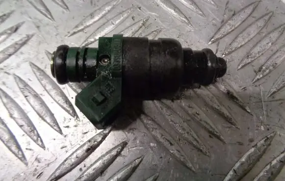 Skoda Octavia Mk1 (1U) Fuel injector 037906031AA