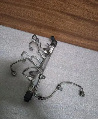Volkswagen PASSAT B6 Fuel distributor 03L130089 300000016