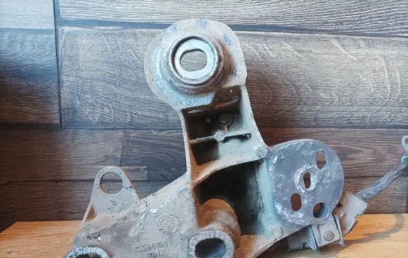 Audi A4 S4 B5 8D Engine mounting bracket 4B0199352