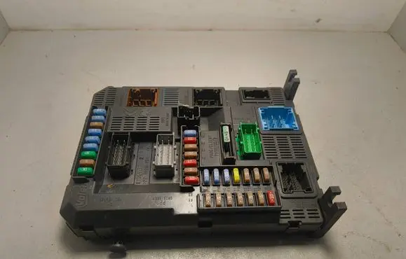 Peugeot 308 Fuse module E1064160