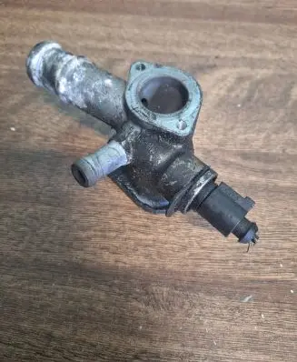 Volkswagen PASSAT B5 Engine coolant pipe/hose 038121133A