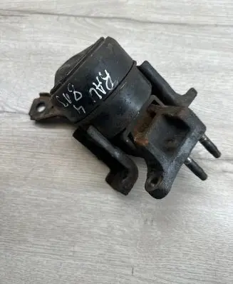 Toyota RAV 4 (XA20) Engine mount bracket
