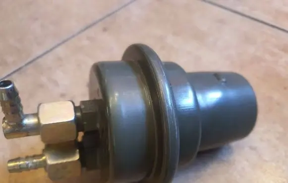 Audi 80 90 S2 B4 Fuel pressure regulator 0438170061 893133441