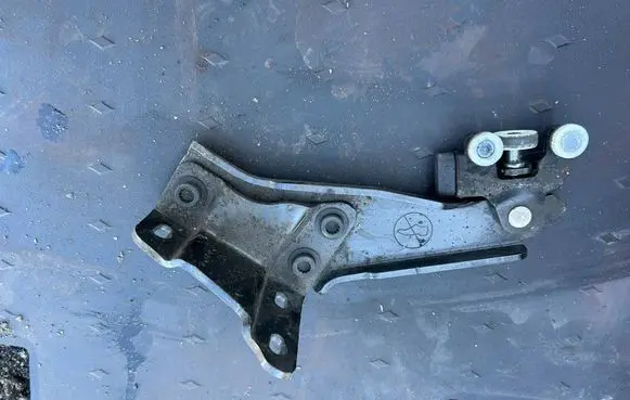 Volkswagen Caddy Sliding door upper roller guide/hinge 2K7843398B