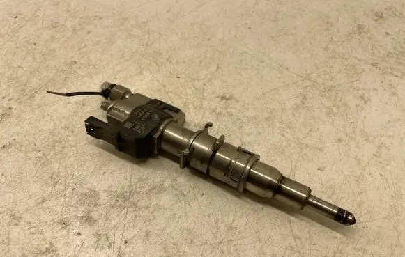 BMW 5 F10 F11 Fuel injector 7585261