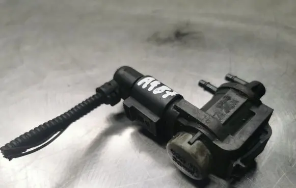 Audi A4 S4 B7 8E 8H Turbo solenoid valve 1K0906283A