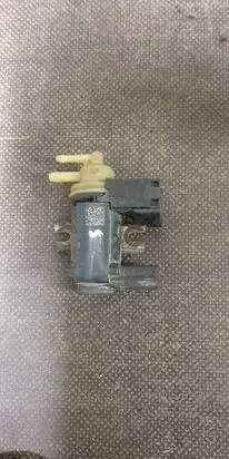 Audi Q7 4L Valve vacuum 8K0906627