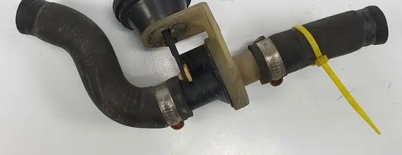 Mercedes-Benz 190 W201 Coolant heater control valve 00106571P