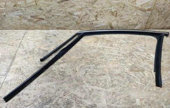 BMW 2 F46 Front door glass trim molding 7326167 7316763 15310510