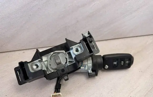 Volkswagen Jetta VI Ignition lock 1K0905851B 5K0837202