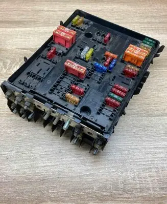 Volkswagen Touran I Fuse module 1K0937124H