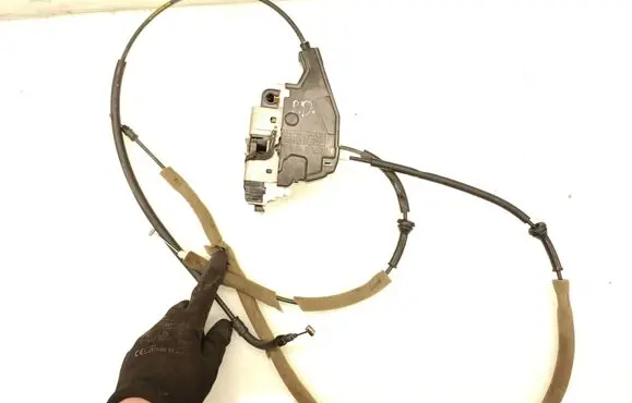 Chrysler Pacifica Front door lock 3034513