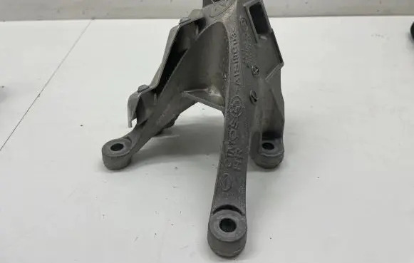 BMW 5 G30 G31 Engine mounting bracket 6861564