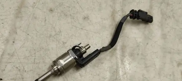 Volvo XC90 Fuel injector 31336653