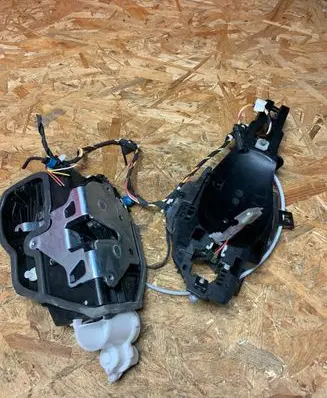 BMW X3 F25 Front door lock 7318411