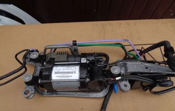 Porsche Macan (95B) Air suspension compressor/pump 95B616006G