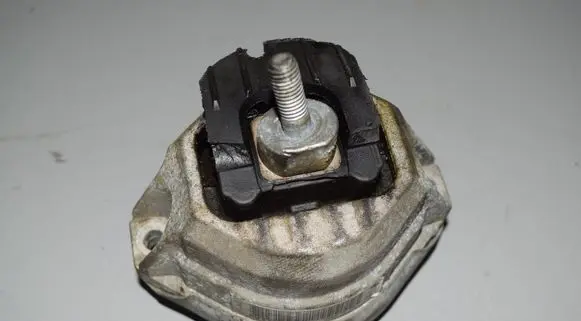 BMW 5 E60 E61 Engine mount bracket