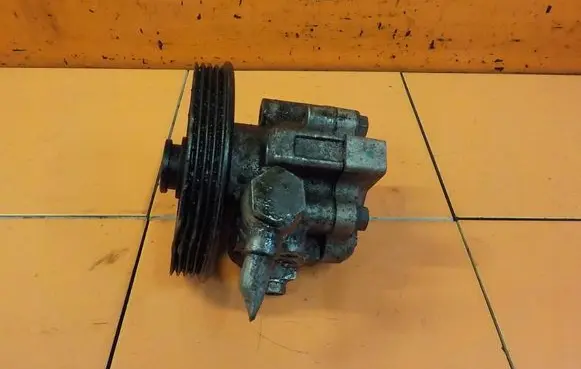 Opel Insignia A Power steering pump 13309333