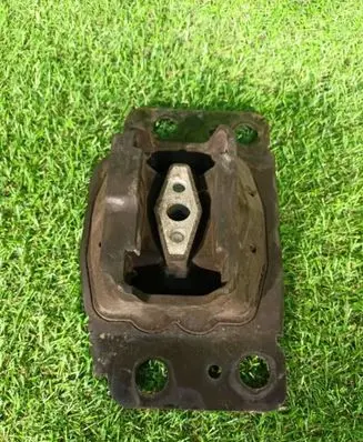 Ford Fusion II Engine mount bracket DG937M121EA
