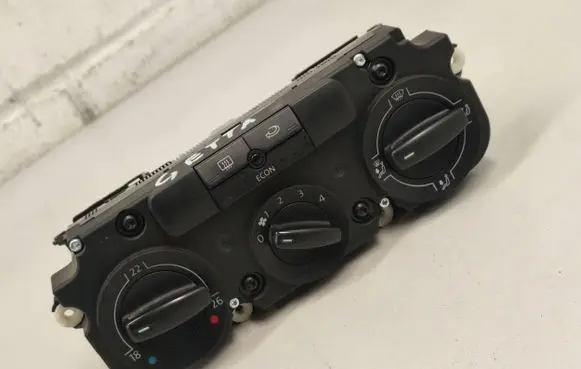 Volkswagen Jetta V Climate control unit 5370171CF